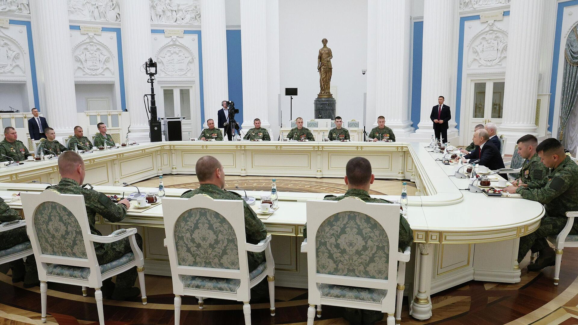 Путин вспомнил одну из первых встреч с матерями погибших участников СВО
