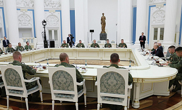 Путин вспомнил одну из первых встреч с матерями погибших участников СВО