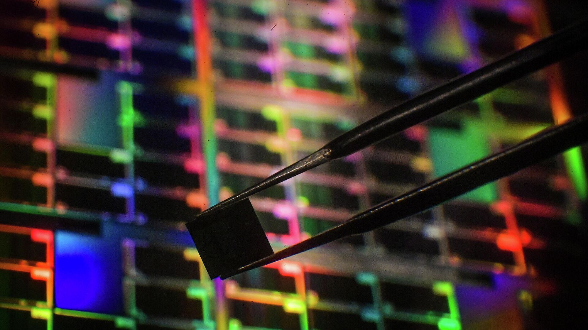 Поставки США оборудования для чипов Китаю рухнули вдвое