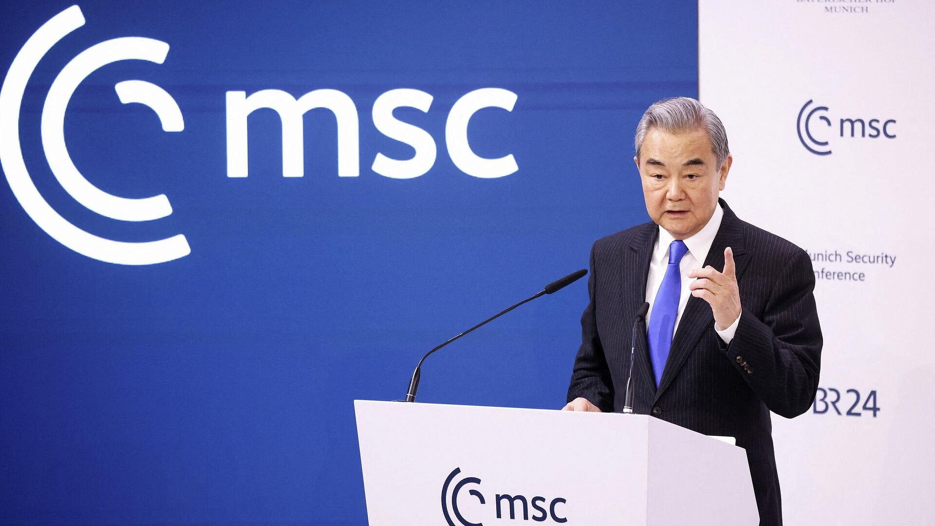 Китай не менял своей позиции об уважении суверенитета Украины, заявил Ван И