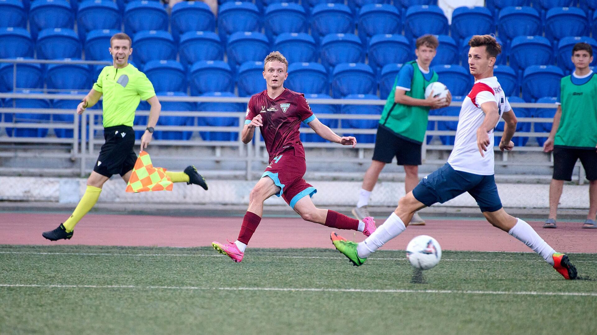 Вратарь "Велеса" забил мяч со своей половины поля в матче Второй лиги