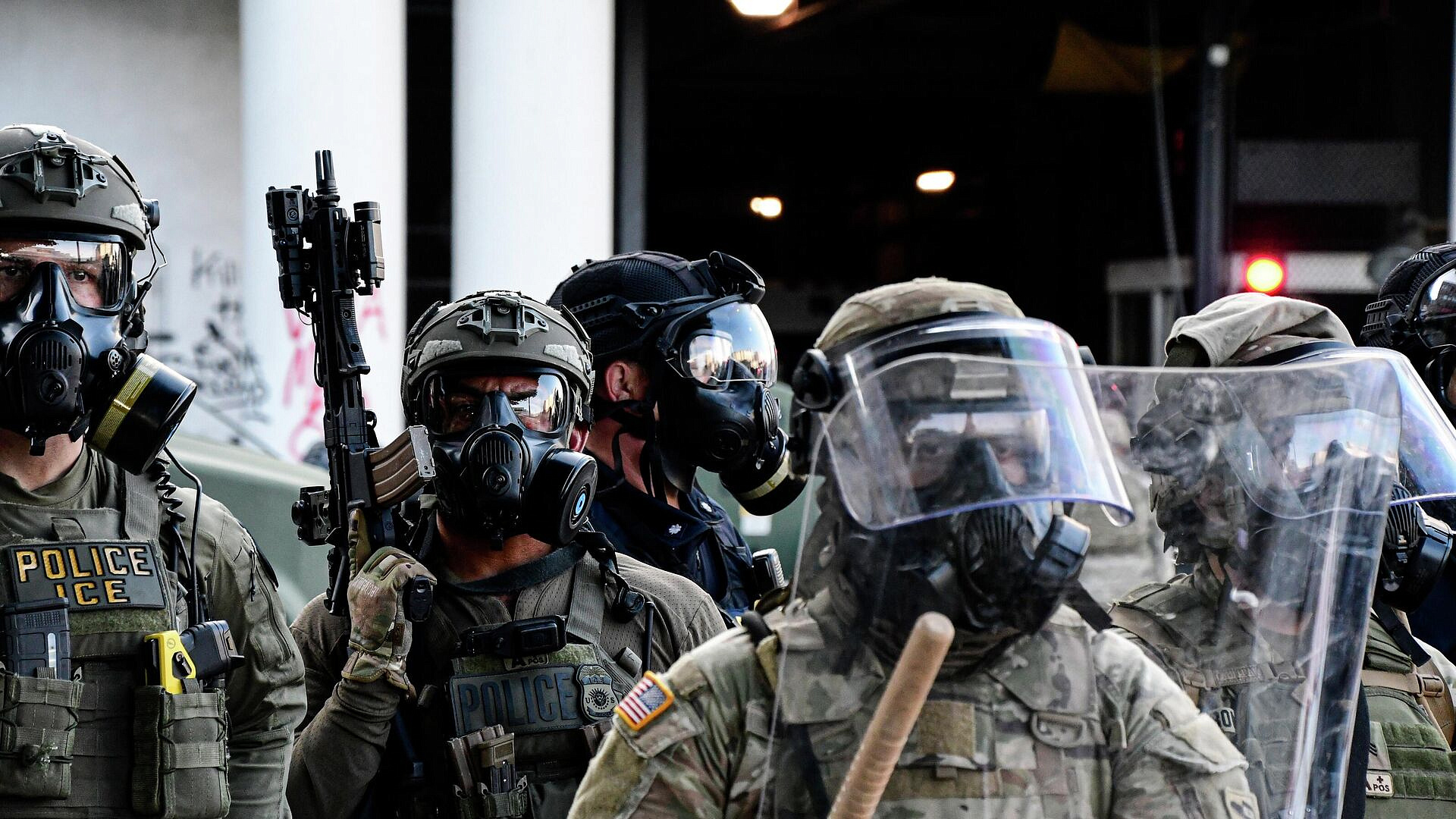 Полиция Лос-Анджелеса использует против протестующих светошумовые гранаты