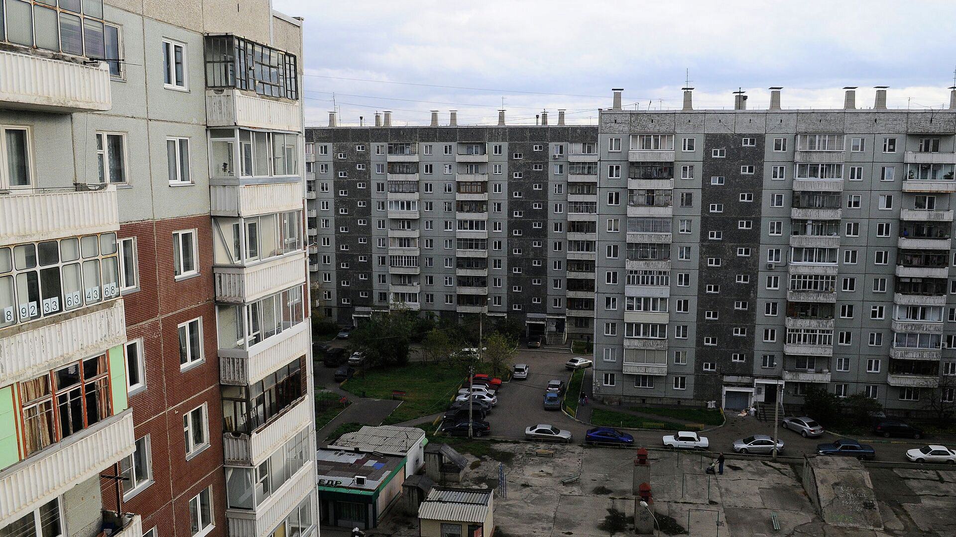 В Красноярске объявили угрозу возникновения ЧС после просадки грунта у дома