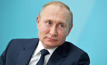 Ушаков сообщил о подготовке зарубежных визитов Путина