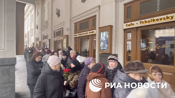 У Театра сатиры выстроилась очередь из желающих проститься с Ширвиндтом