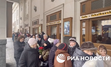 У Театра сатиры выстроилась очередь из желающих проститься с Ширвиндтом