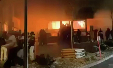 Владельца бара в Швейцарии, где при пожаре погибли 40 человек, арестовали