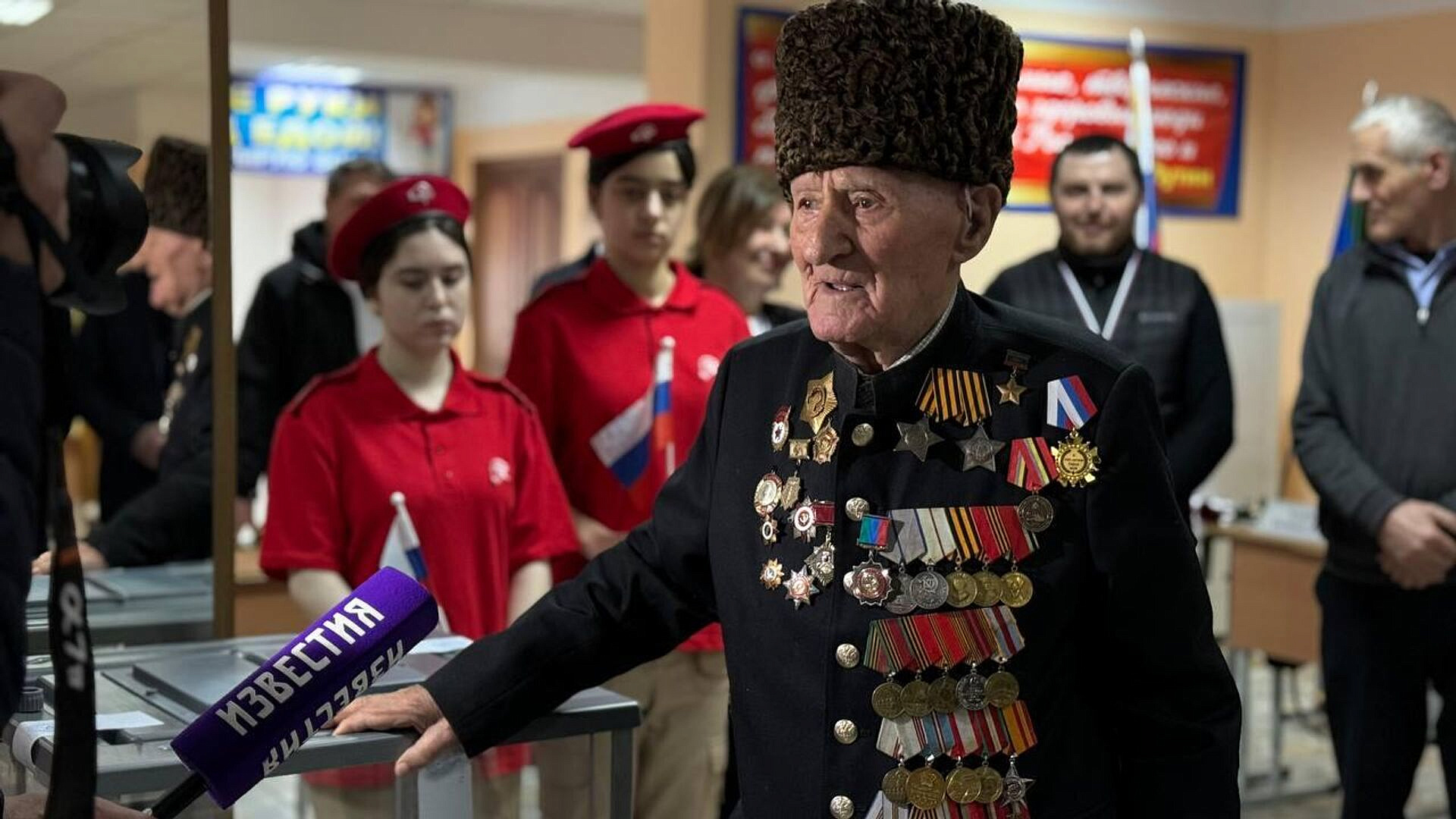 В Дагестане столетний ветеран проголосовал на выборах президента России