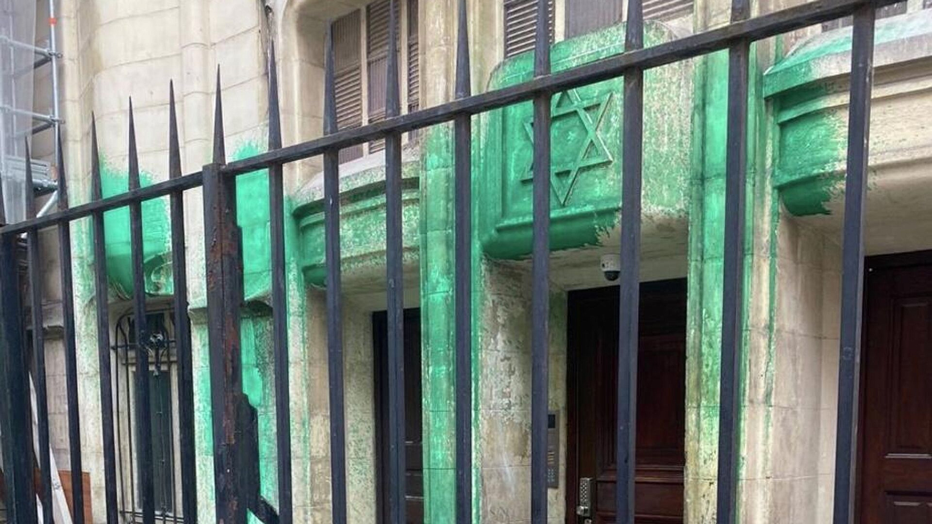 СМИ: в Париже вандалы осквернили мемориал жертвам холокоста и синагоги