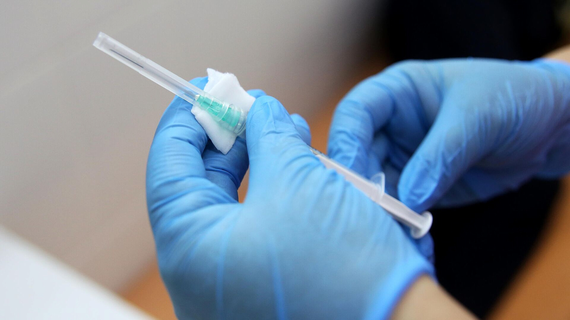 Россия и Сербия первыми примут вакцину от рака, заявил министр Попович