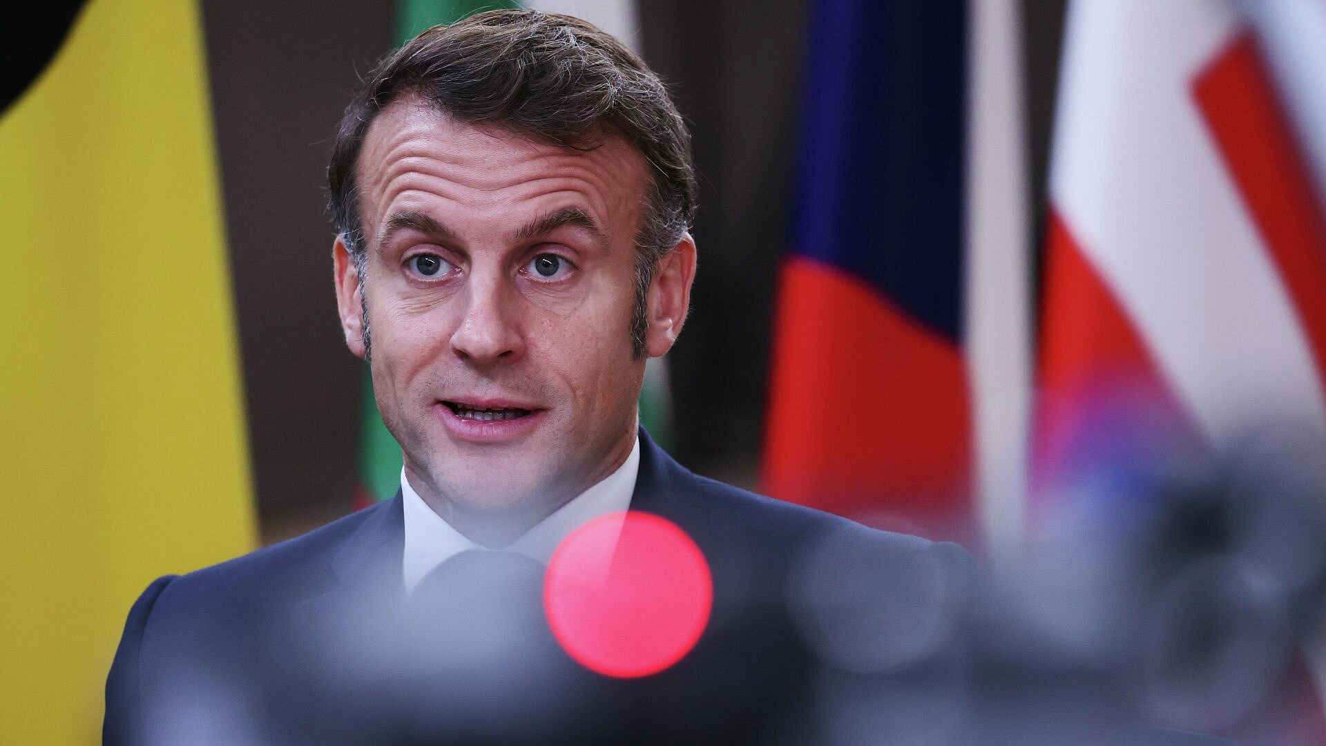 Захарова прокомментировала слова Макрона про диалог с Москвой