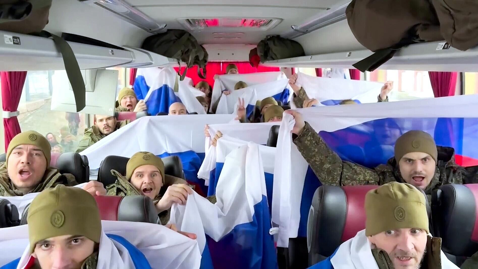 В Подмосковье сел самолет с вернувшимися из плена российскими военными