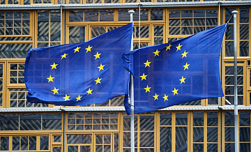 СМИ: ЕС может обязать страны вне блока вносить аванс за контракты с Киевом