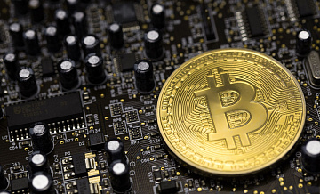 Стоимость биткоина превысила 75 тысяч долларов впервые с 27 мая