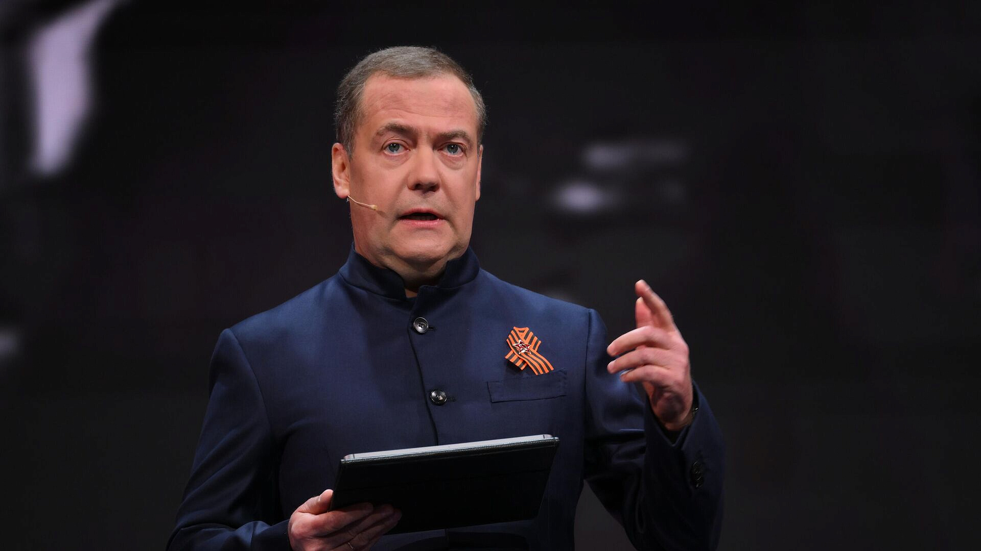 Европе пришлось совсем несладко из-за тарифов США, заявил Медведев