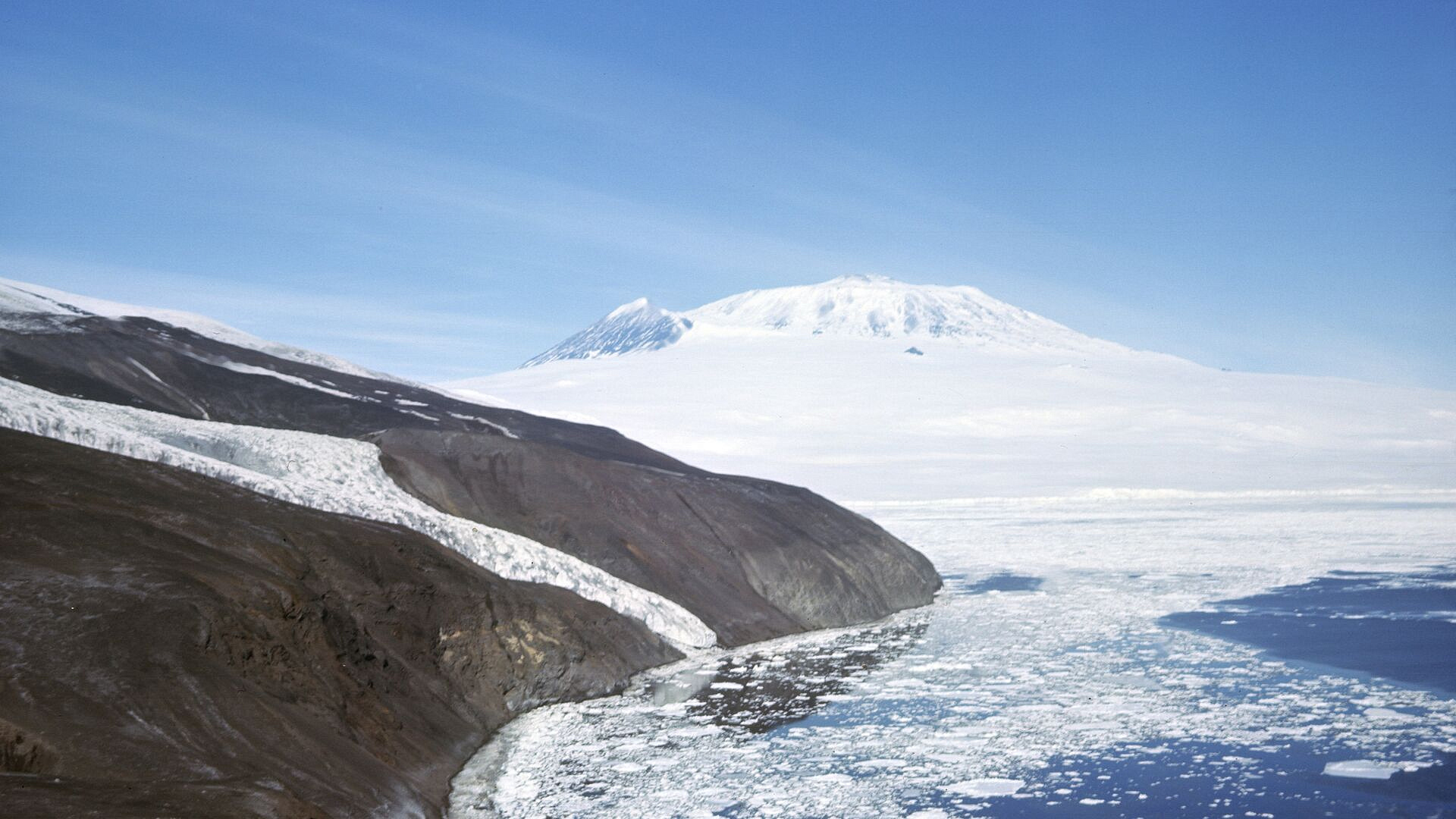 Российские альпинисты из-за вьюги застряли в Антарктиде, пишут СМИ