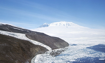 Российские альпинисты из-за вьюги застряли в Антарктиде, пишут СМИ