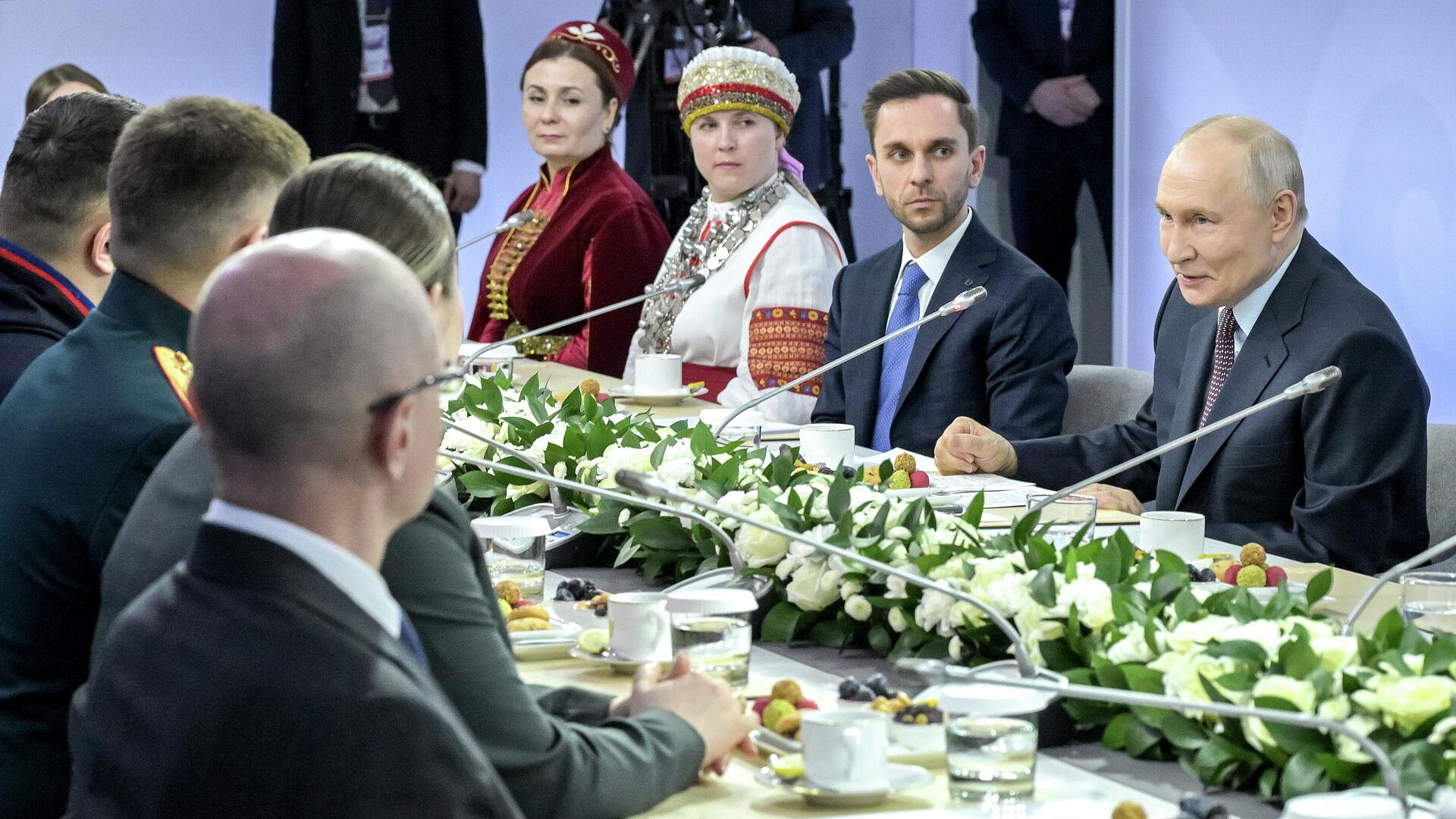 Путин попросил экскурсовода рассказать ему о Сахалине