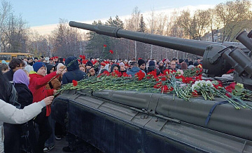 Жители Копейска возложили цветы к памятнику после взрыва на предприятии