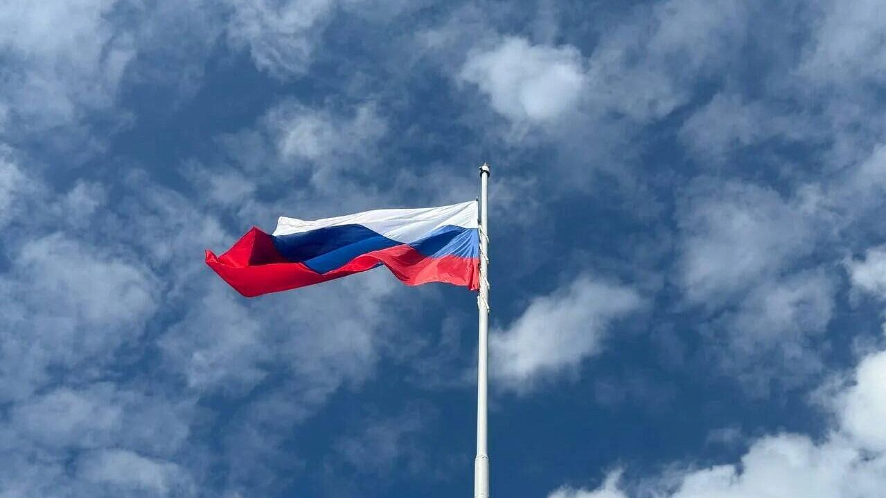 В Белгороде в День России подняли  государственный флаг на меловой горе 