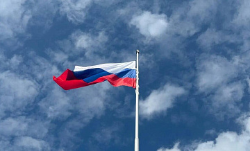 В Белгороде в День России подняли  государственный флаг на меловой горе 