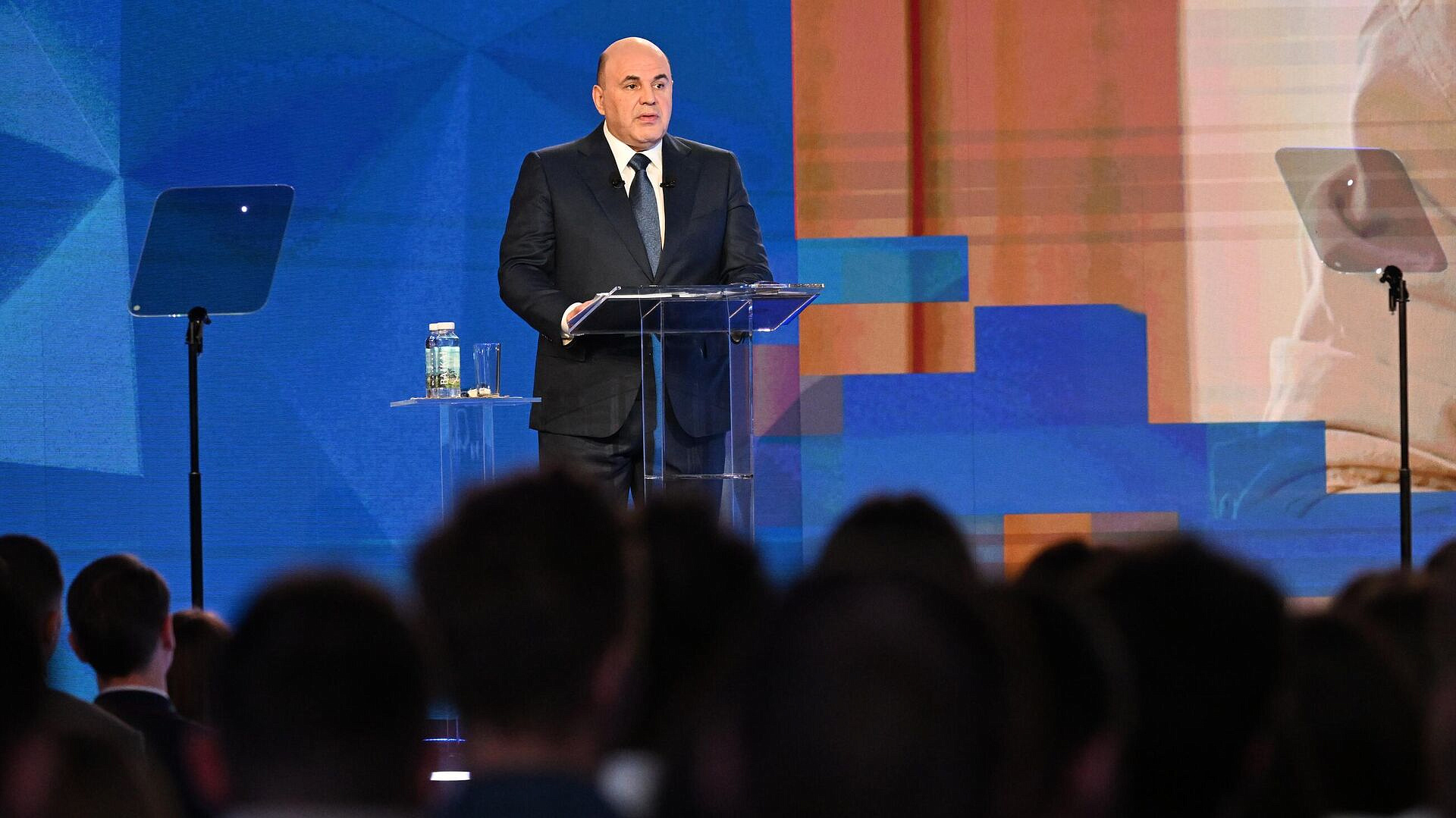 Госслужащие пройдут обучение по решению вопросов граждан, заявил Мишустин