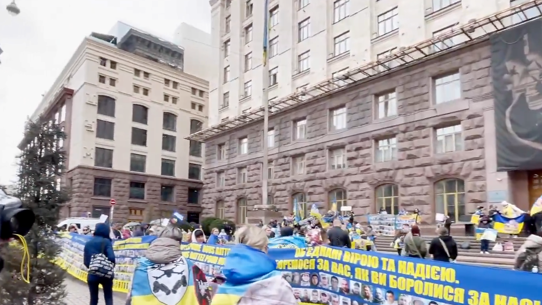 Родственники пропавших без вести солдат ВСУ вышли на митинг в центре Киева
