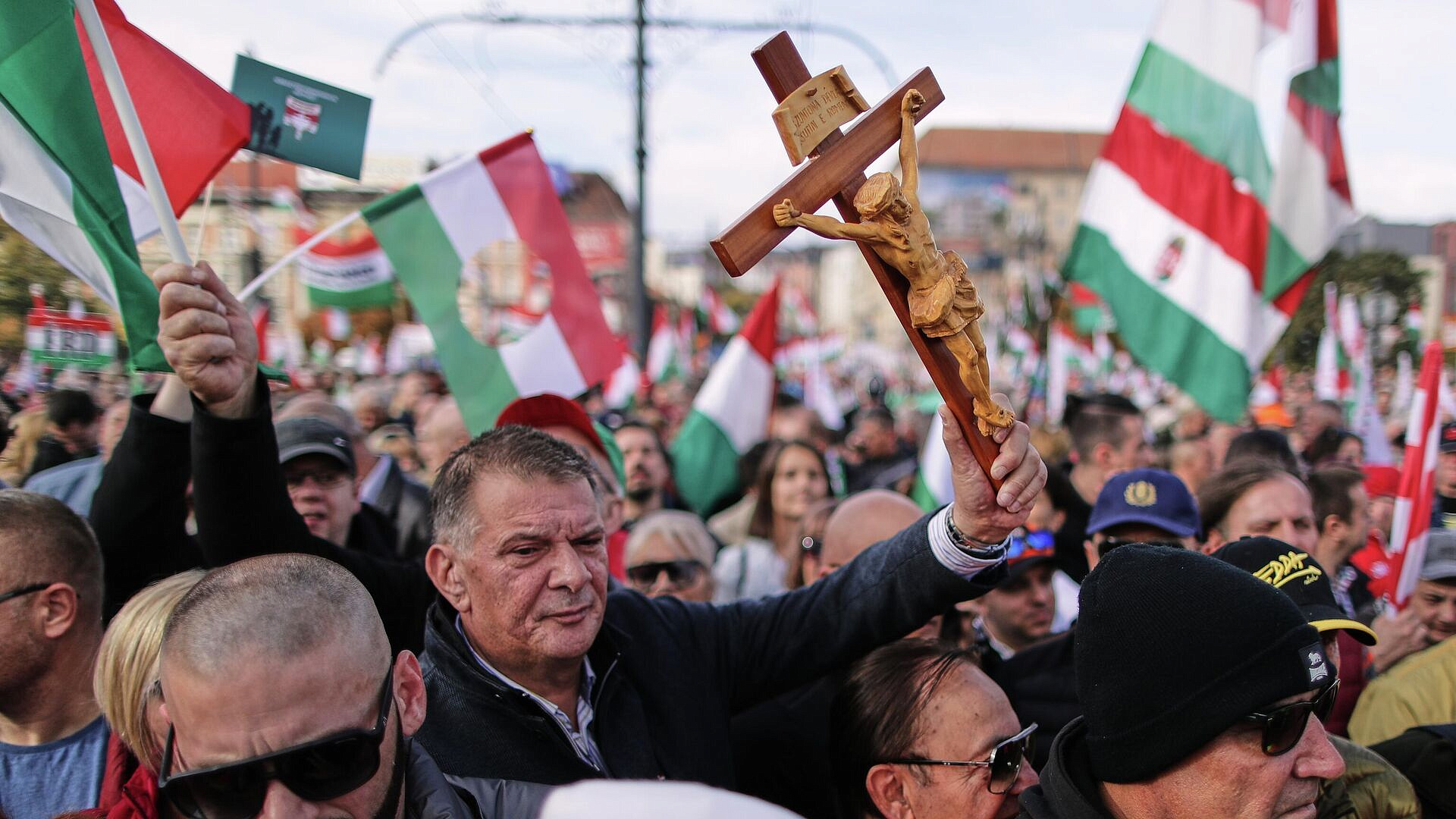 В Будапеште проходит марш мира в поддержку политики Орбана