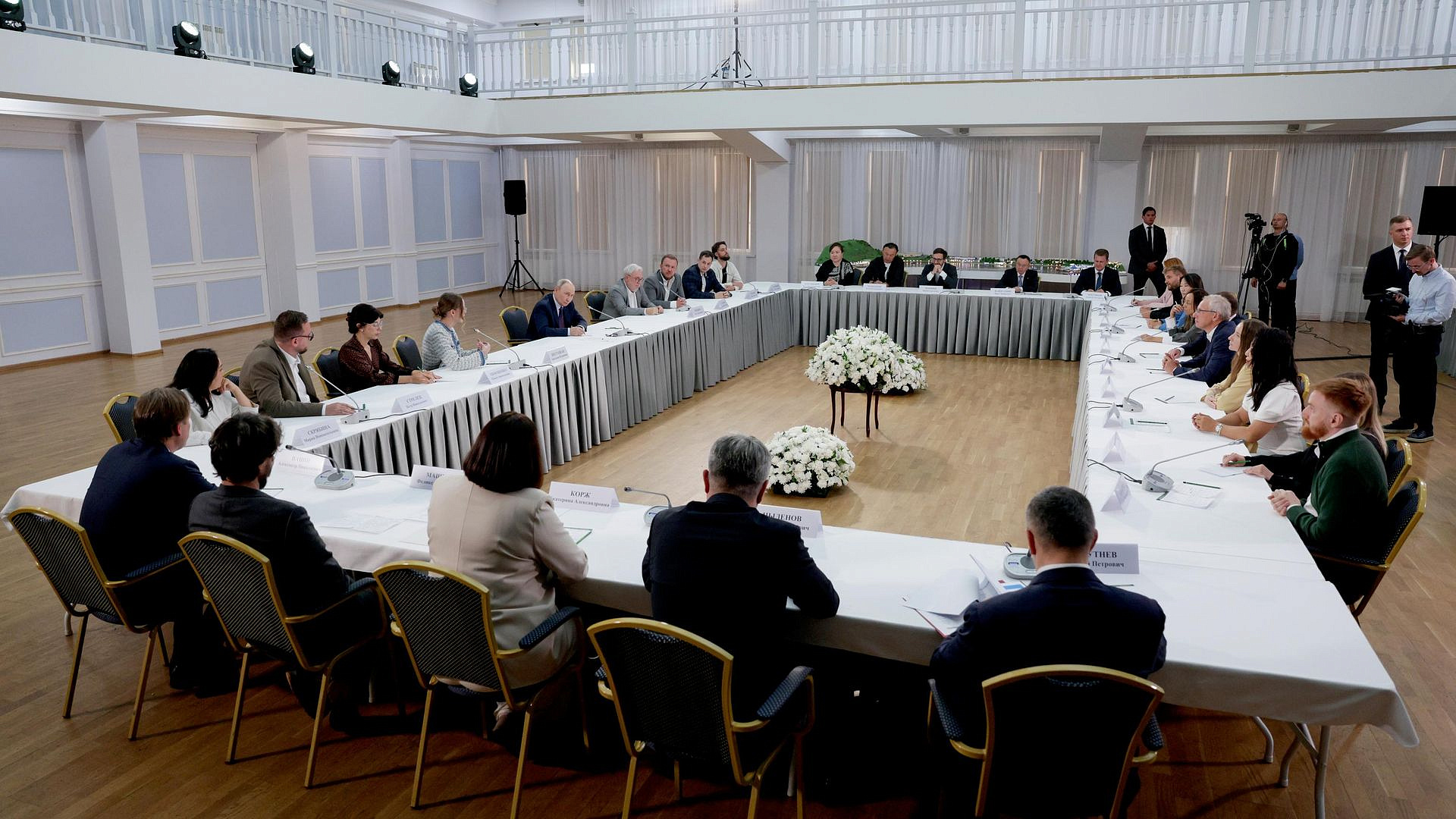 Путину предложили уточнить критерии выбора подрядчиков на госконтракты
