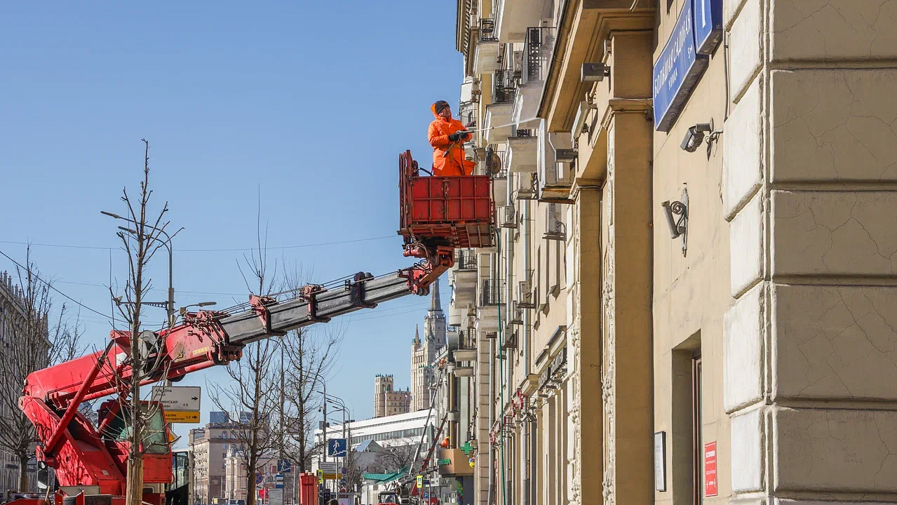 Фасады более 40 домов промывают в Москве после зимы