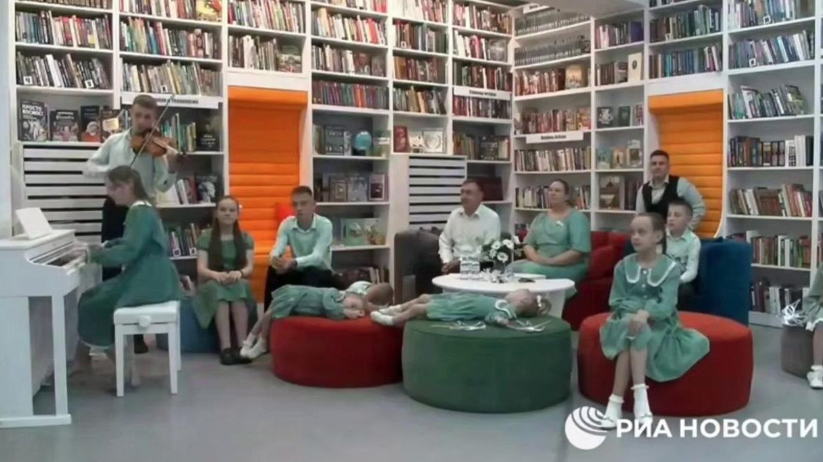 Путин пожелал творческих успехов многодетной семье, сыгравшей для него