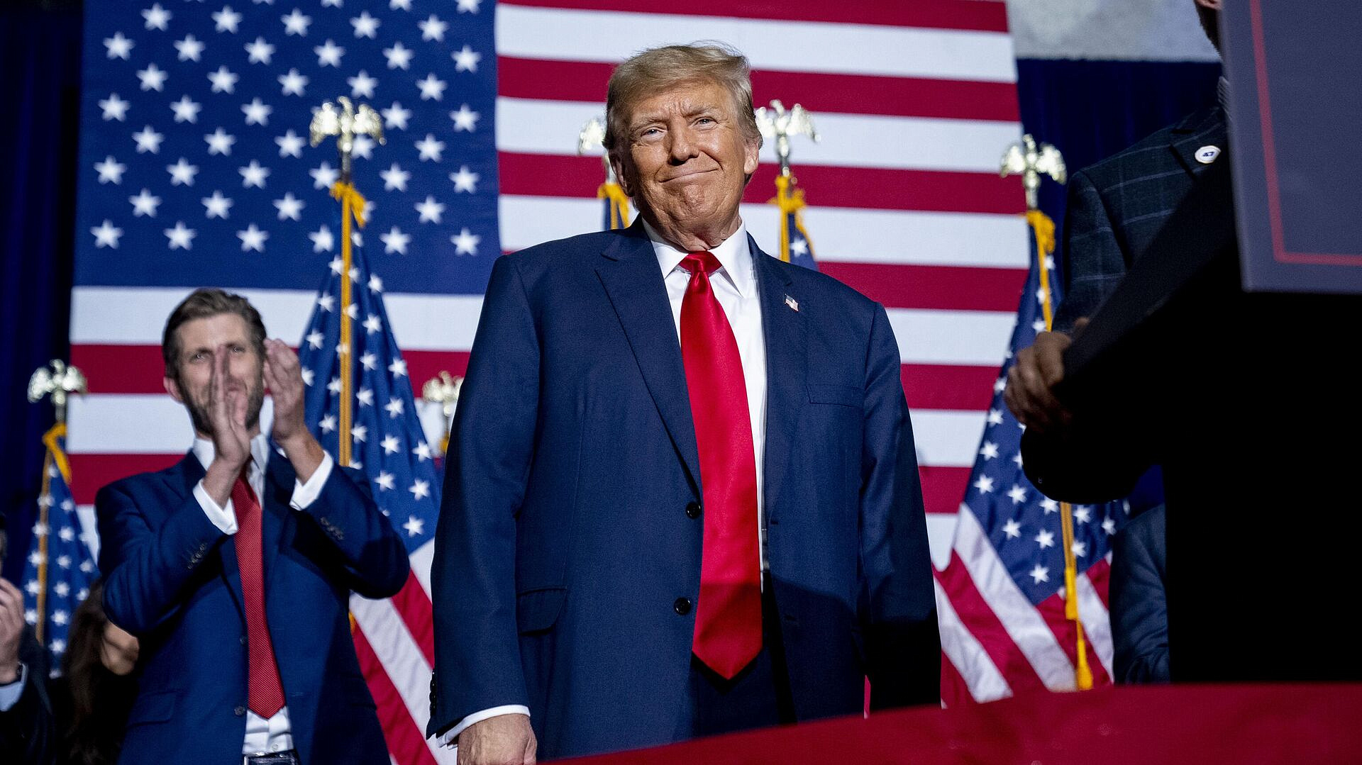 Трамп хотел объявить о выходе из НАТО в 2018 году, заявил его экс-советник