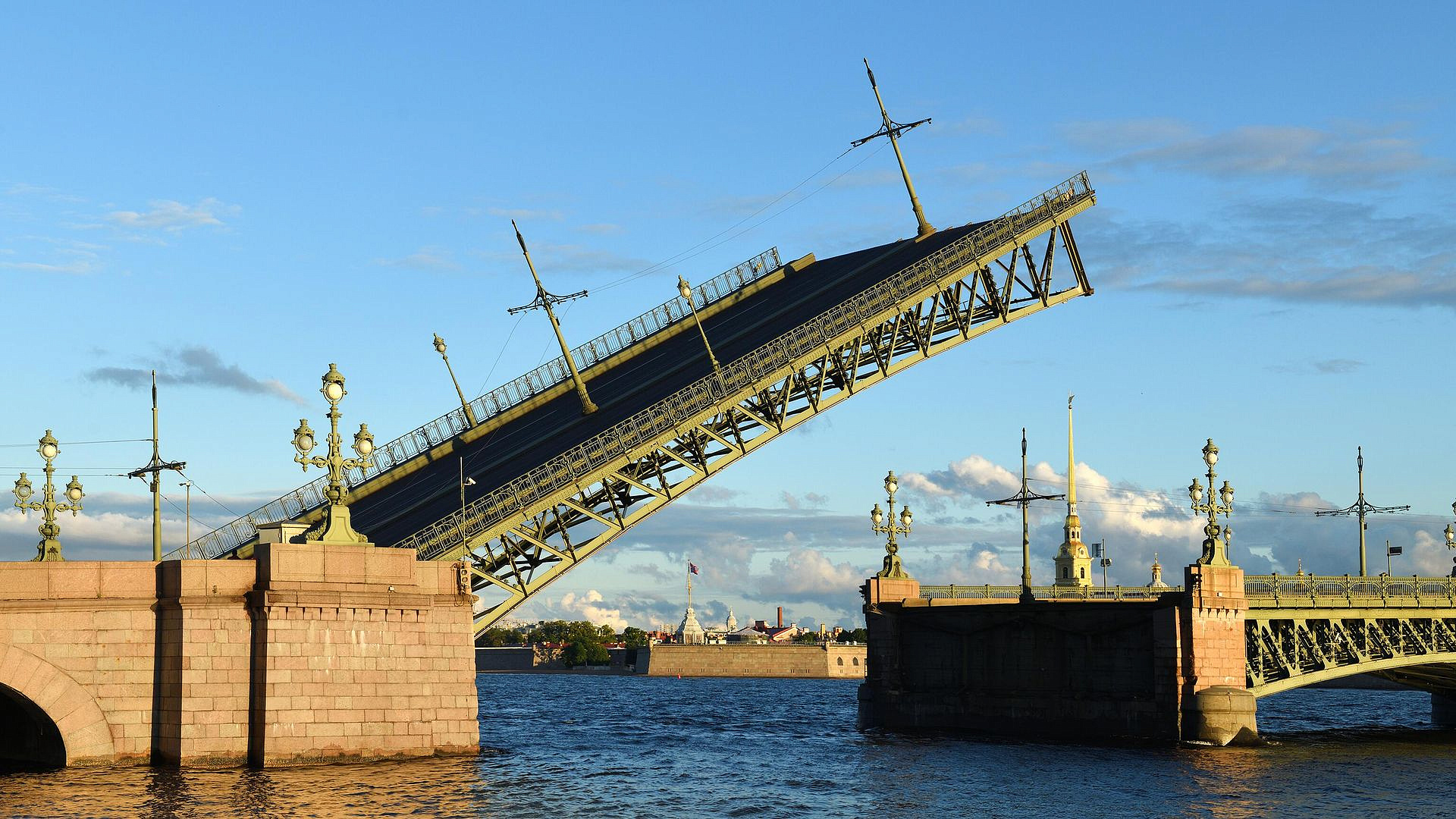 В Петербурге теплоход наехал на опору Троицкого моста