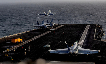 От Пентагона потребовали отчет об условиях на авианосце USS Lincoln