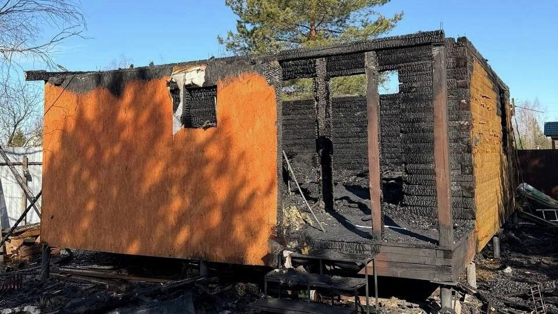 В Подмосковье загорелся частный дом, погибли ребенок и мужчина