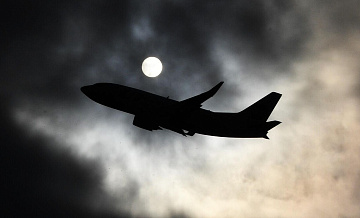 Замглавы Чукотки оказал помощь беременной пассажирке самолета