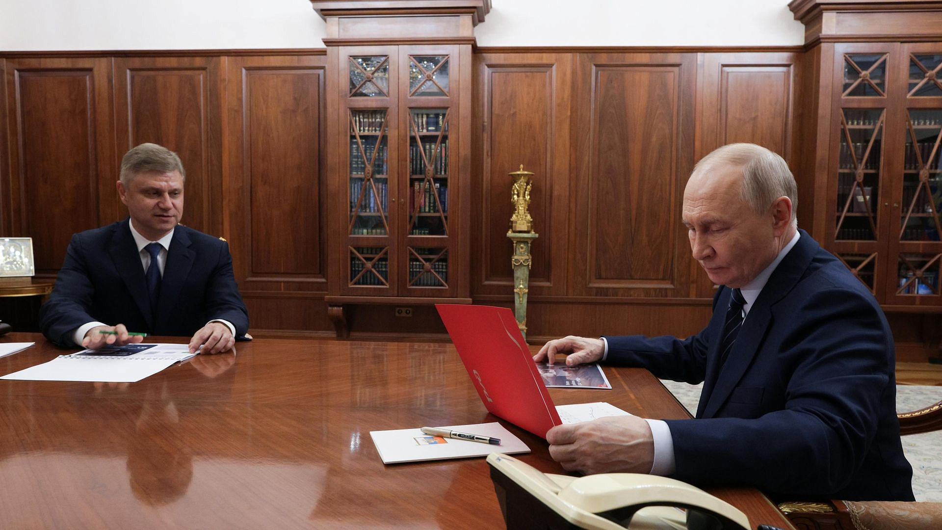 Путин назвал РЖД одним из лидеров России по росту производительности труда