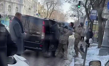 На Украине мужчину мобилизовали, вырвав его вместе с дверью из автомобиля