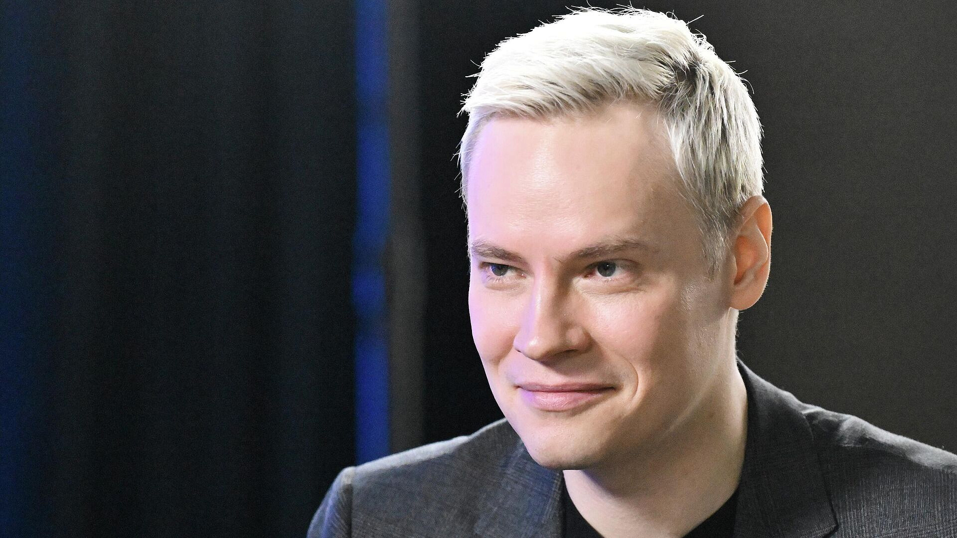 Shaman назвал причину падения ограждений на концерте в Абакане