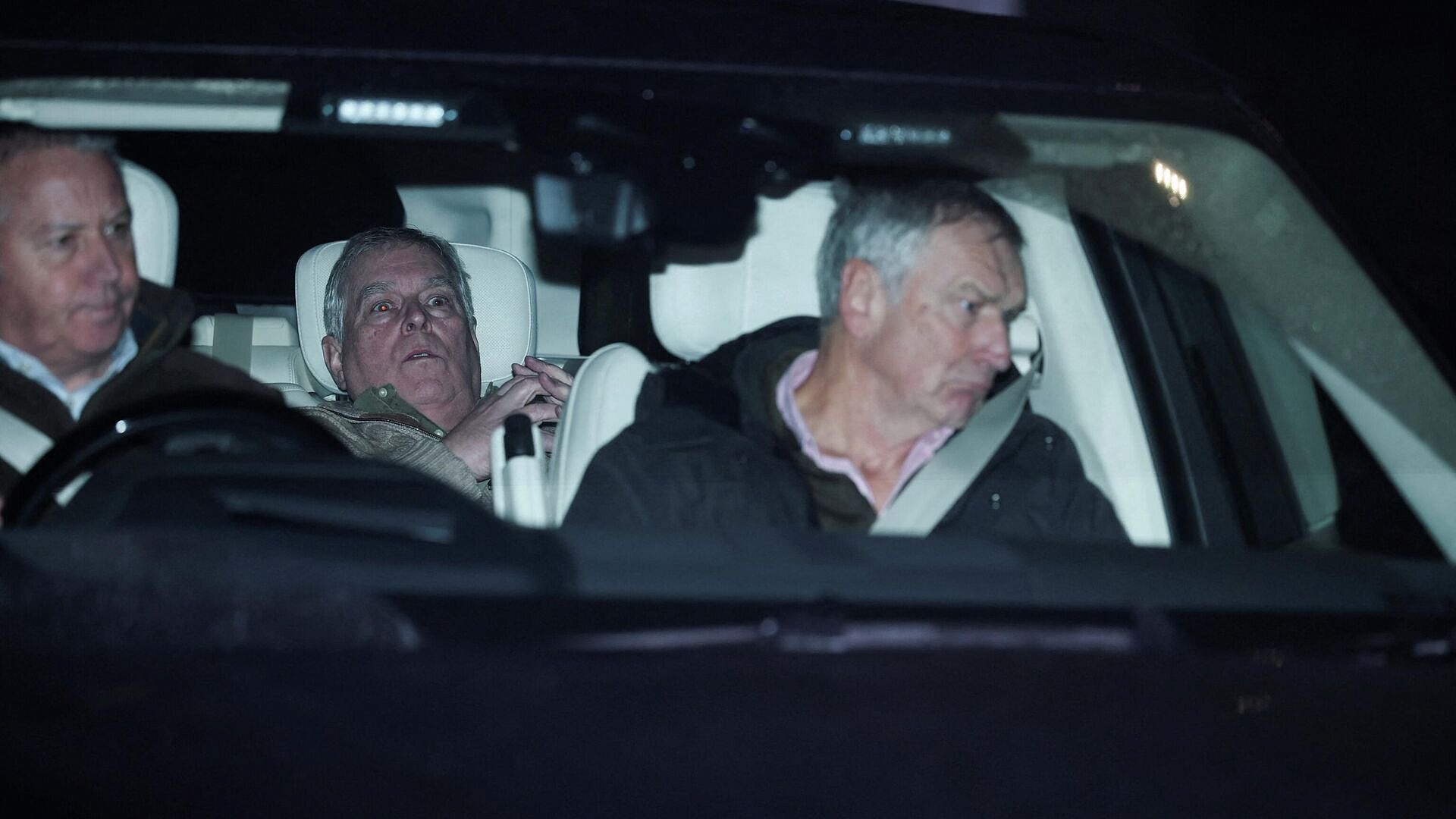 В Лувре повесили фото брата Карла III после допроса