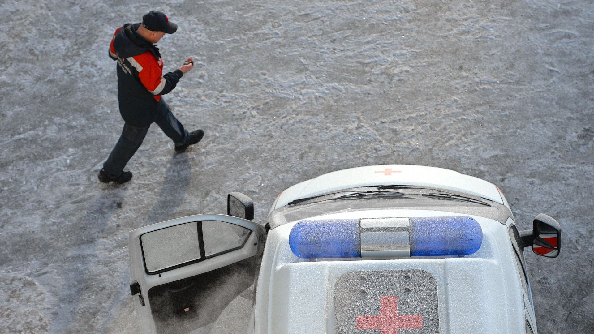 В Приамурье автобус врезался в светофор и дерево