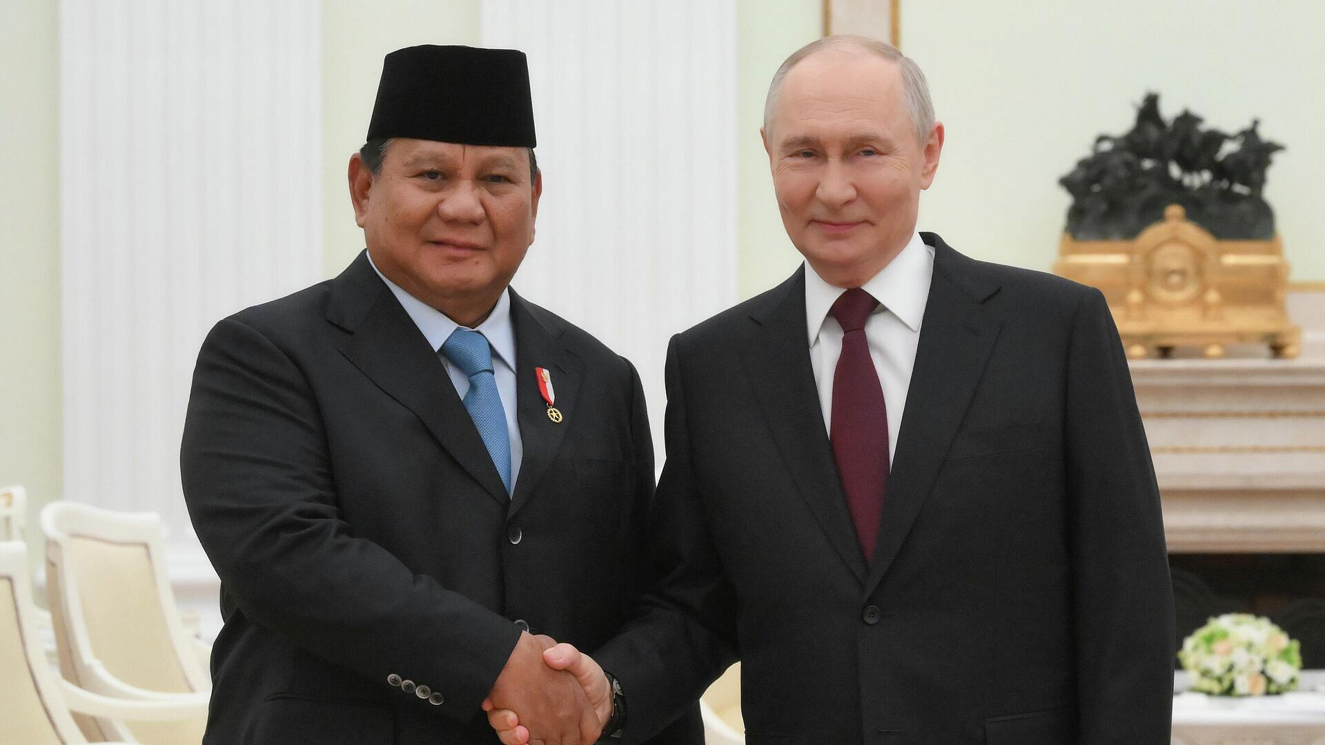 Путин и президент Индонезии обменялись подарками