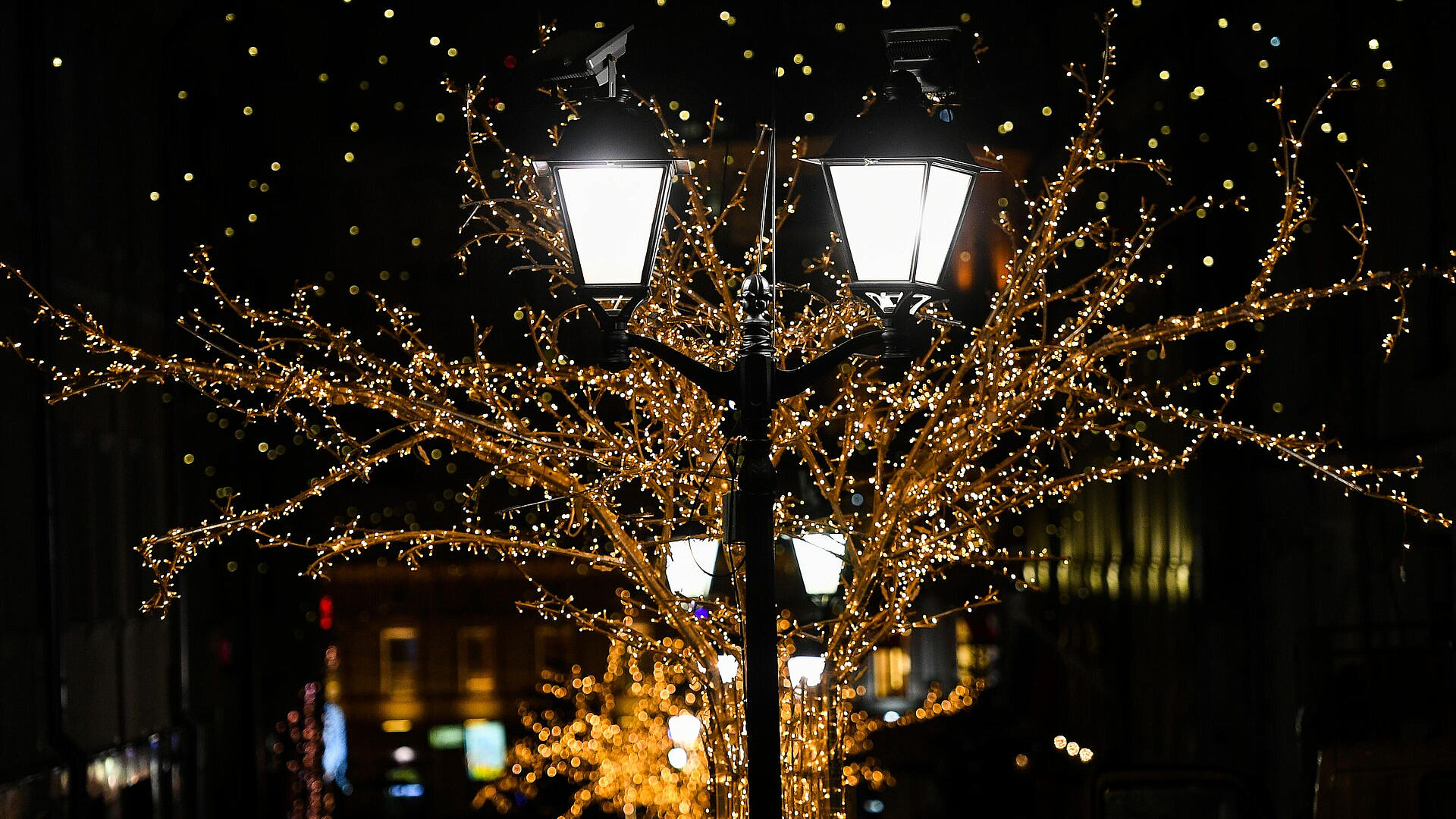 В Москве установили около 85 тысяч "умных" фонарей