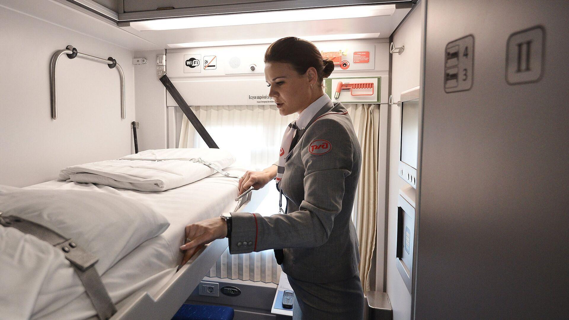 Глава ФПК объяснил, почему робот не заменит проводников поездов