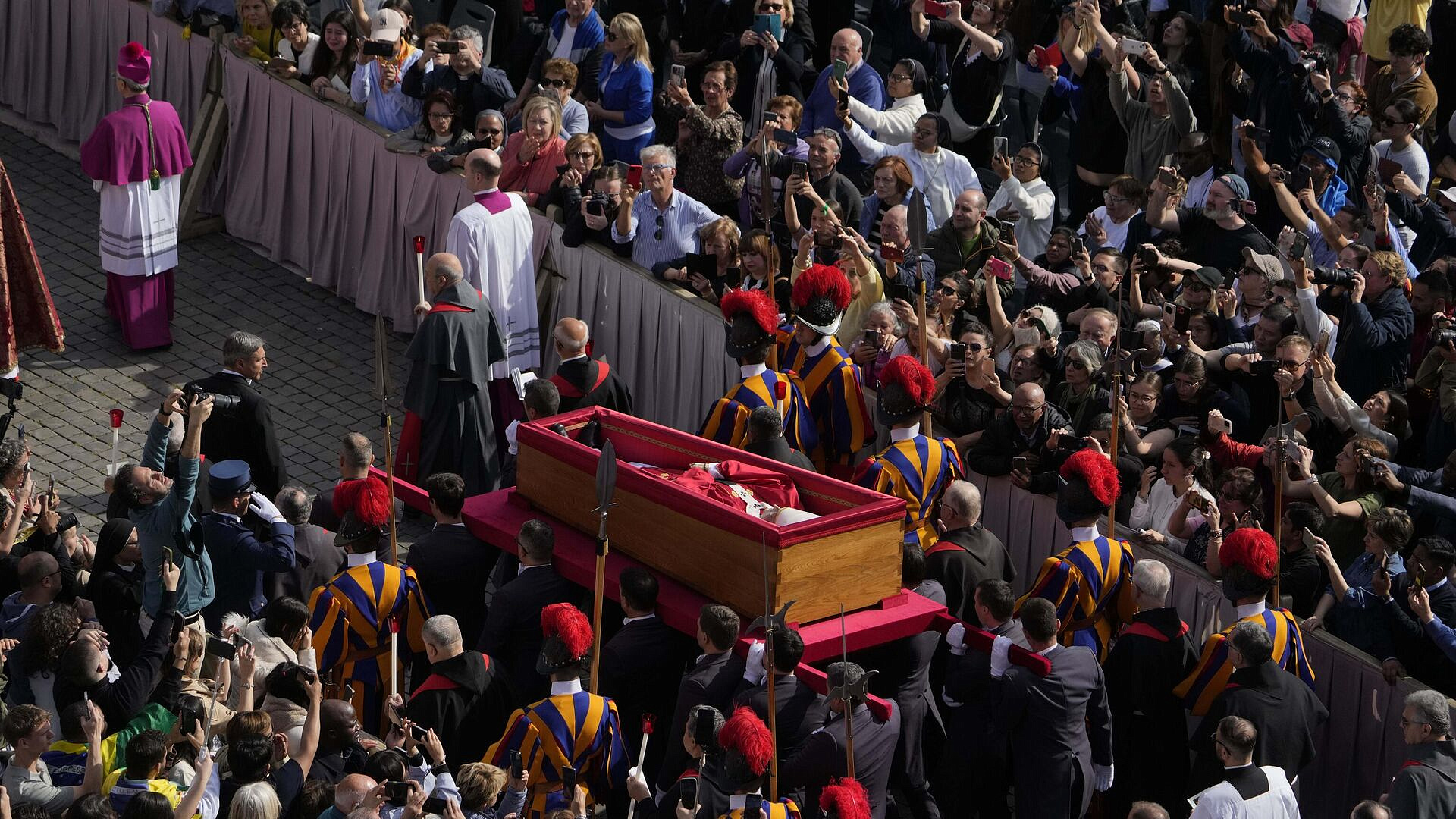 Ватикан нарушил правила протокола из-за Зеленского, пишут СМИ