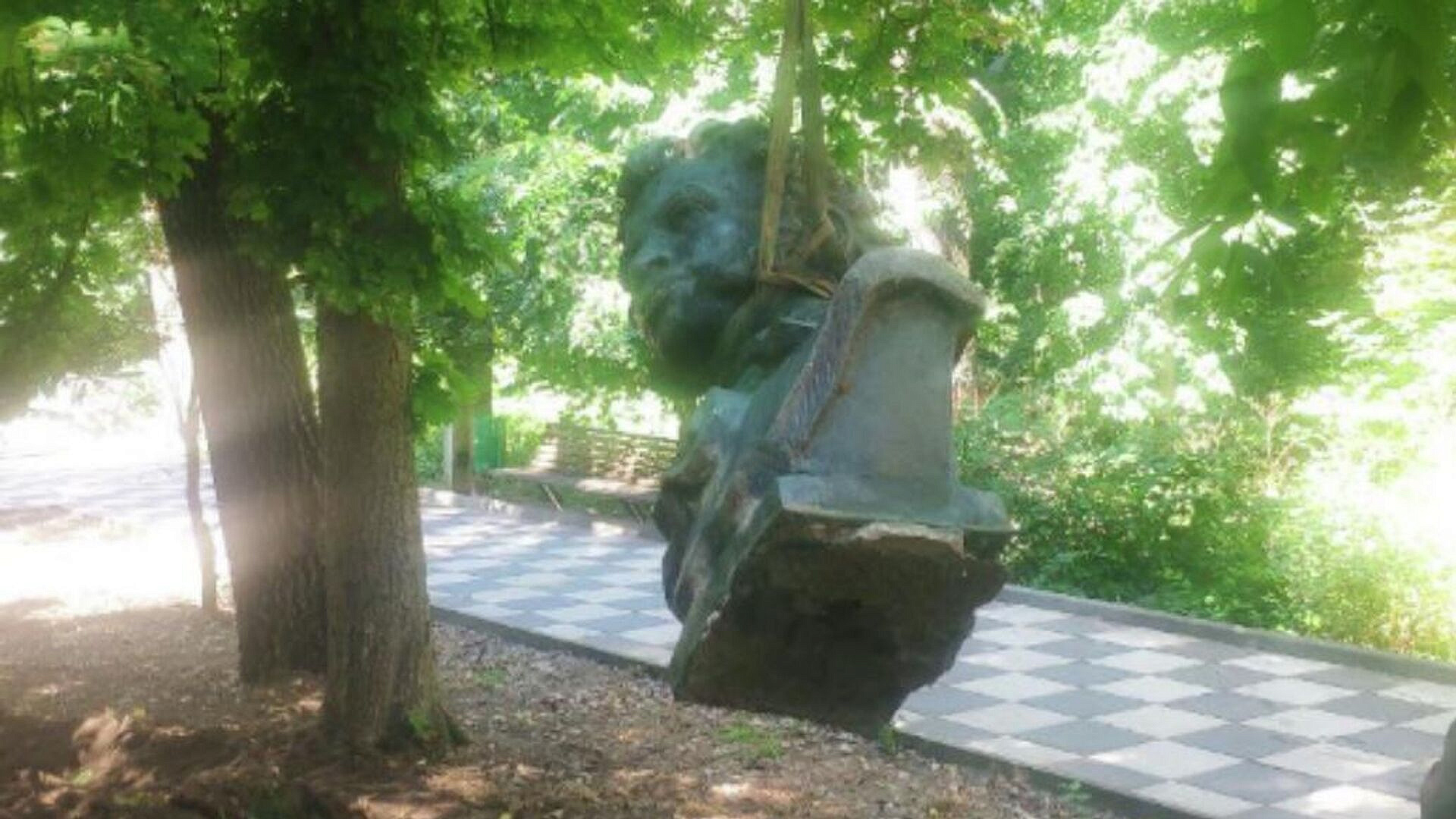 В Одесской области демонтировали памятник Пушкину