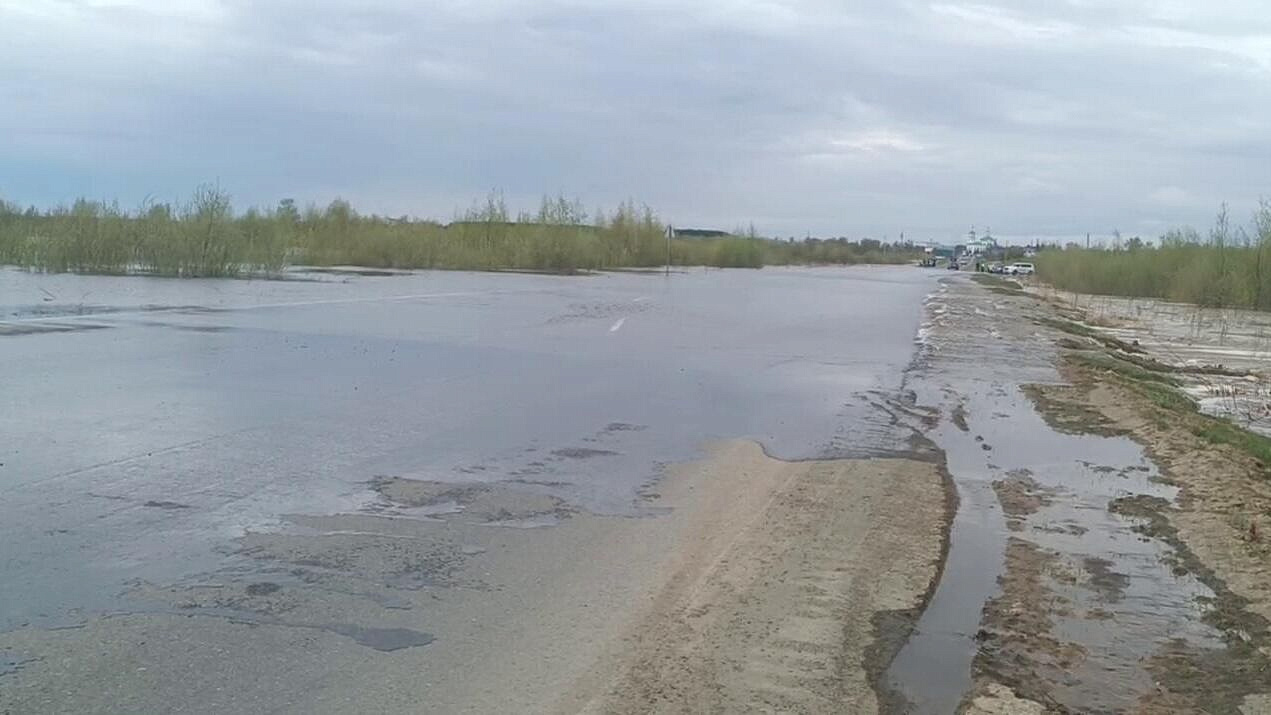 В Тюменской области вода из реки подтопила дорогу из Ишима