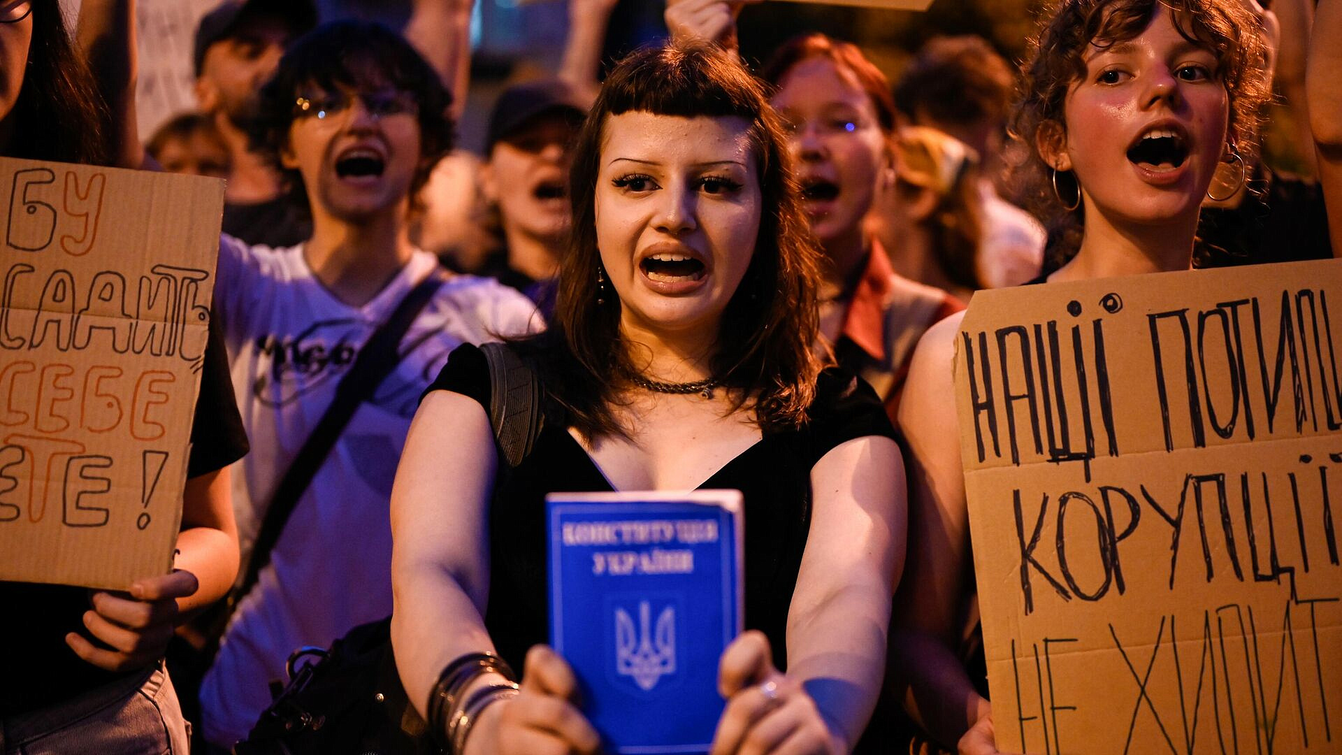 В Киеве тысячи человек вышли на акцию протеста против закона о НАБУ