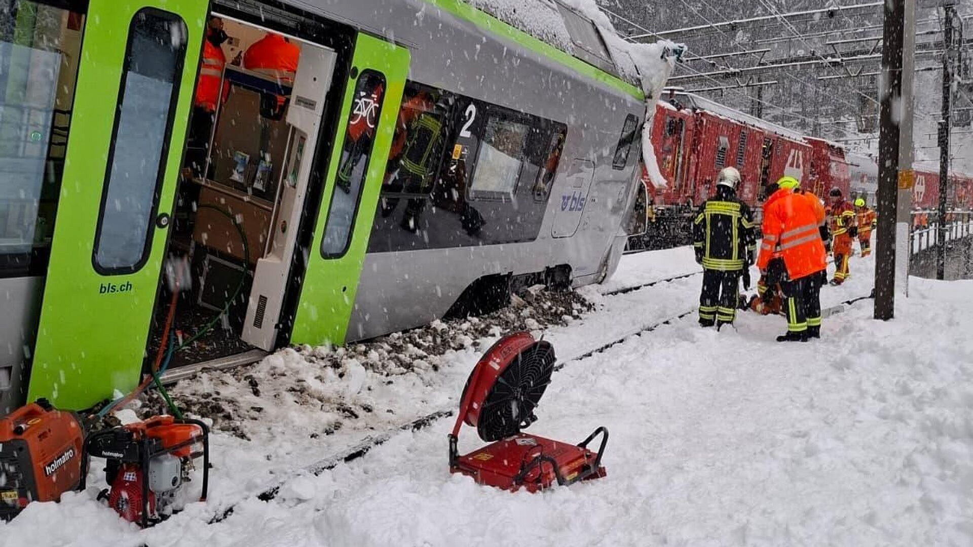 Пять человек пострадали при сходе поезда с рельсов в Швейцарии