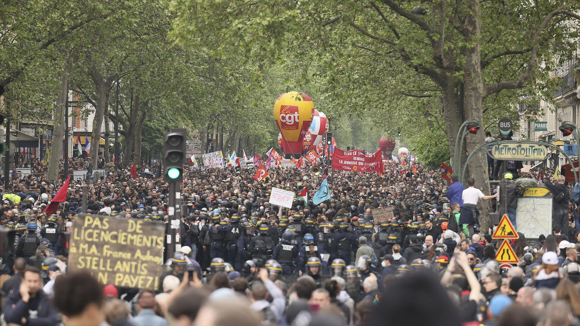 В Париже началась многотысячная первомайская демонстрация
